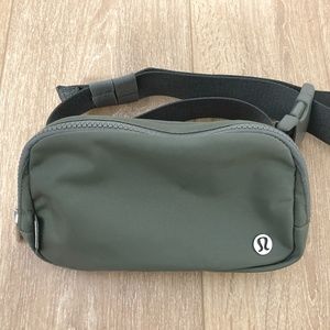 Lululemon everywhere belt bag